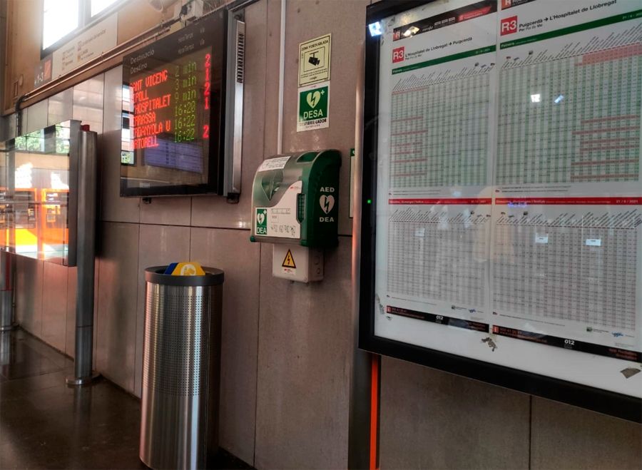 Salvan la vida de una camarera gracias al desfibrilador de la estación de Renfe de Sant Andreu Arenal en Barcelona