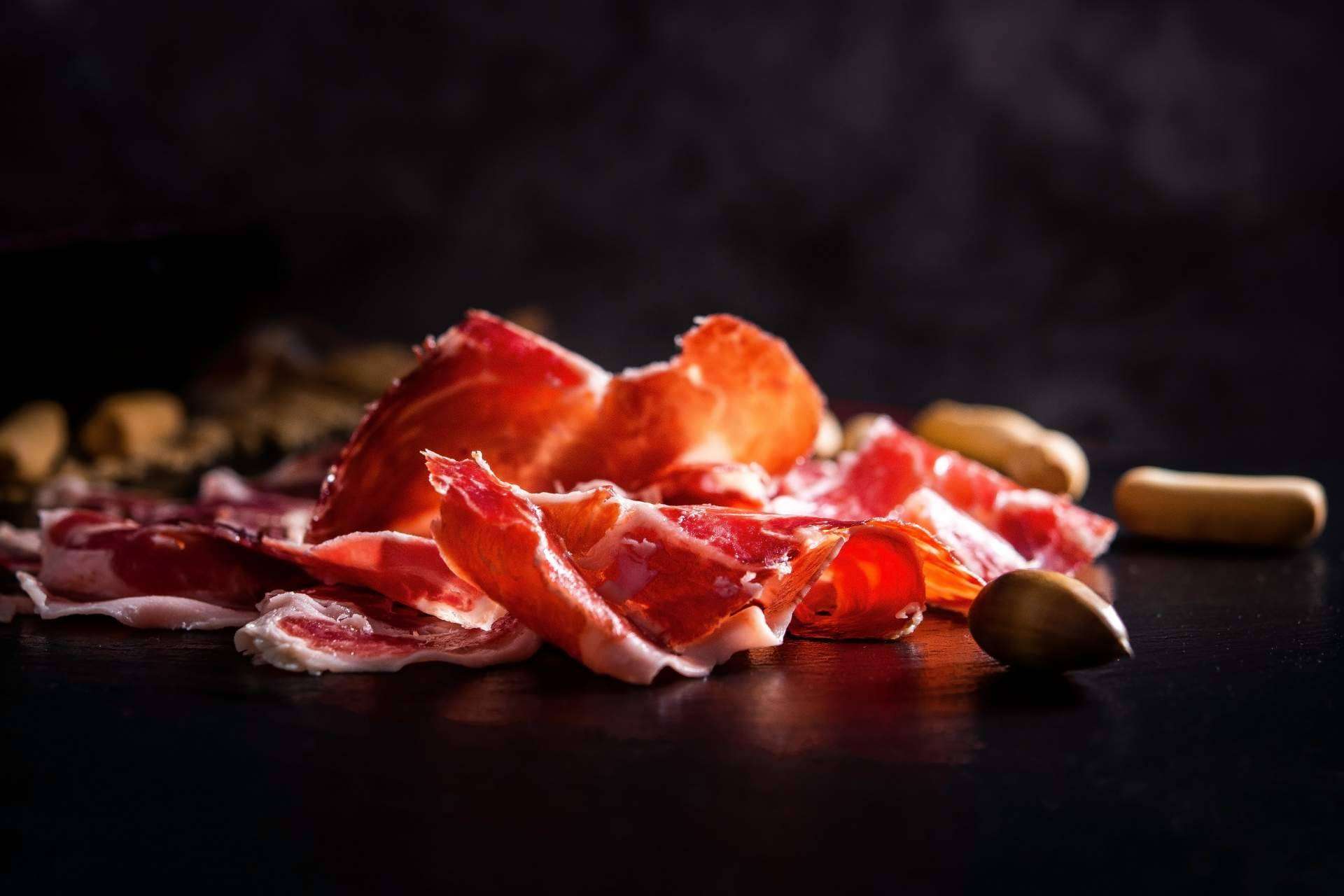 El jamón de bellota 100% ibérico de Mundo Ibéricos a Domicilio aporta una gran cantidad de beneficios para la salud