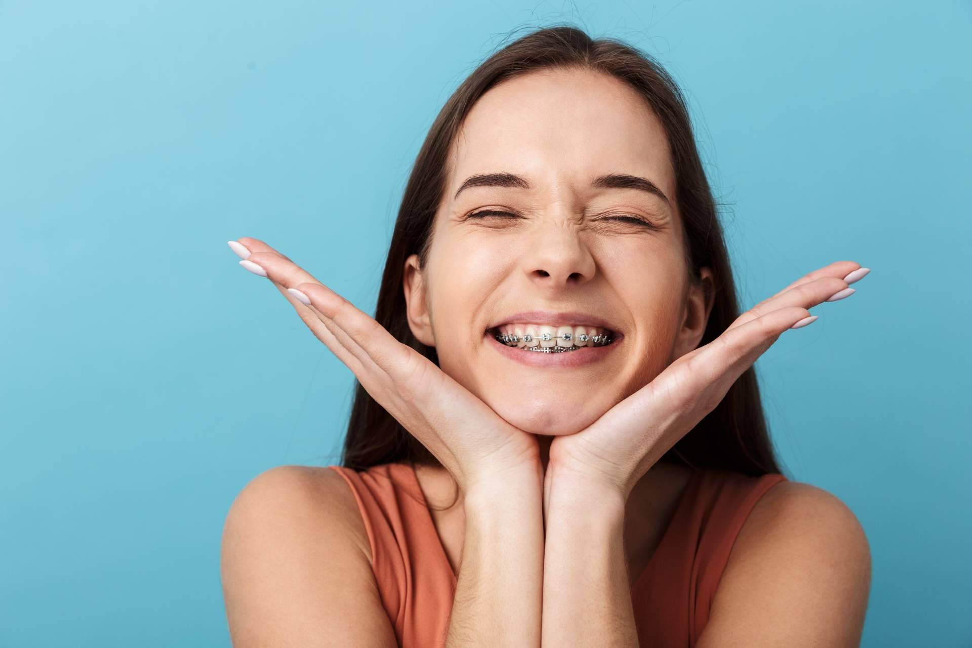 Clínica Sonrisas, en Badajoz, ofrece servicios de ortodoncia Insignia