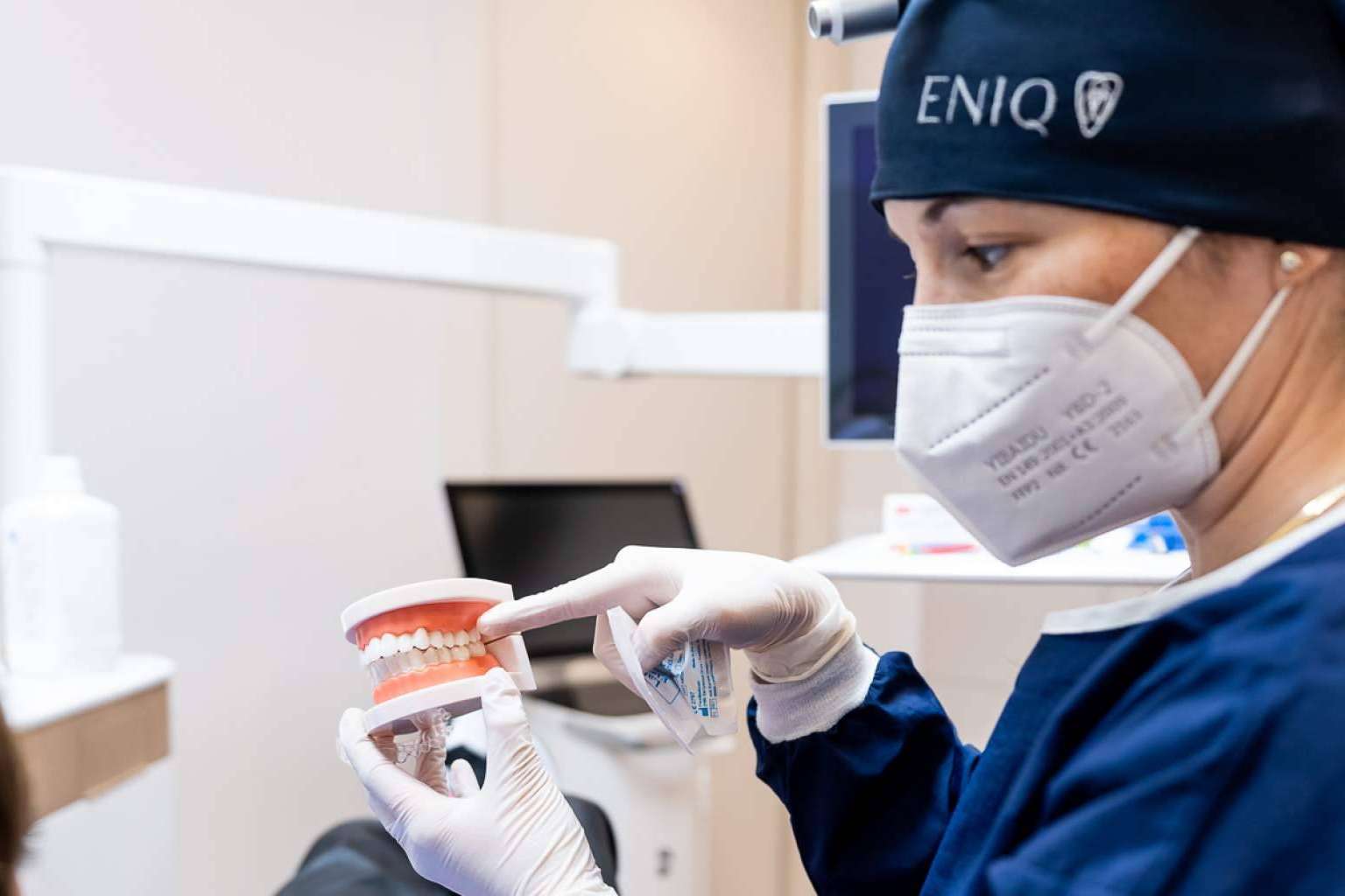 El tratamiento de ortodoncia invisible de Clínica Eniq en Madrid se convierte en la mejor alternativa a los brackets tradicionales