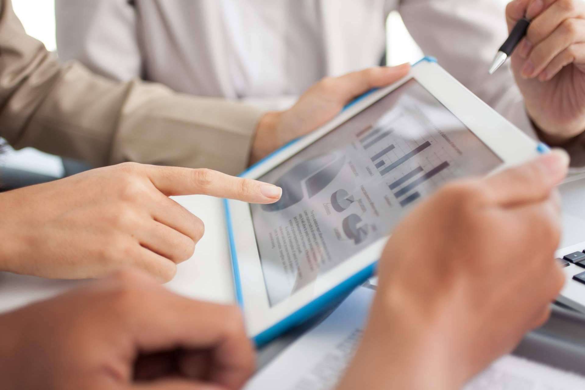Alex1Kenobi es la consultoría que ofrece asesoramiento a las empresas para mejorar sus estrategias de negocios y optimizar sus ganancias