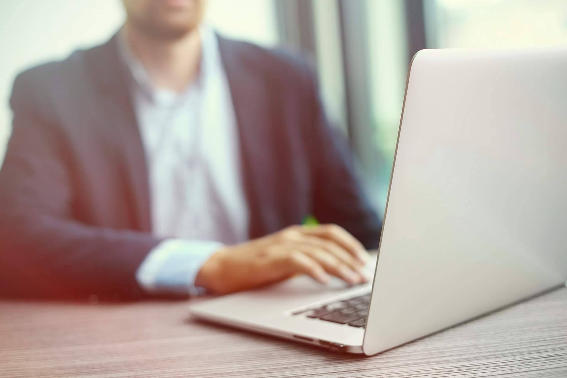 En Barcelona, a través de la empresa Iuratum, ofrecen sus servicios los traductores jurados