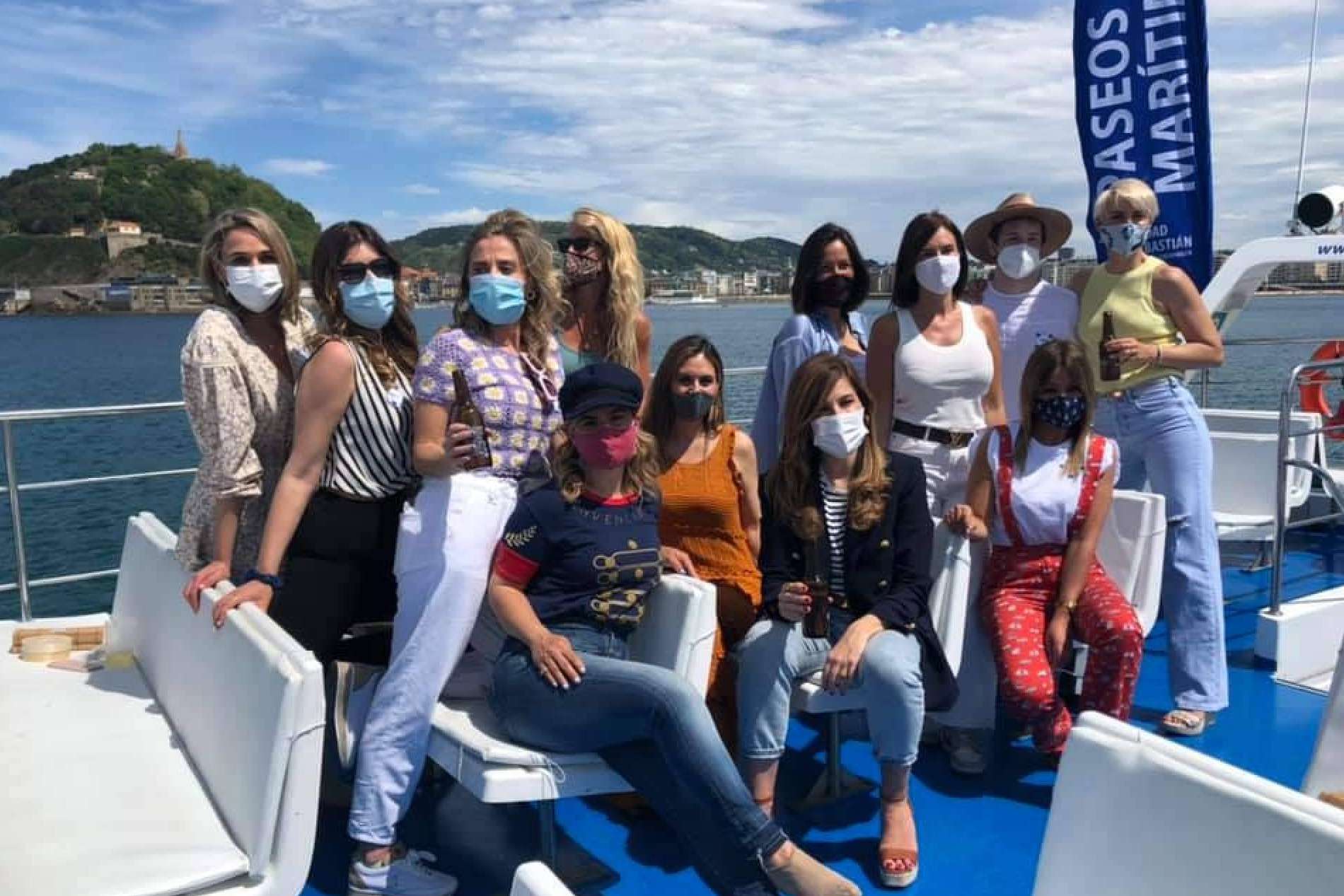 Celebrar eventos de empresa y otras actividades a bordo del catamarán Ciudad San Sebastián