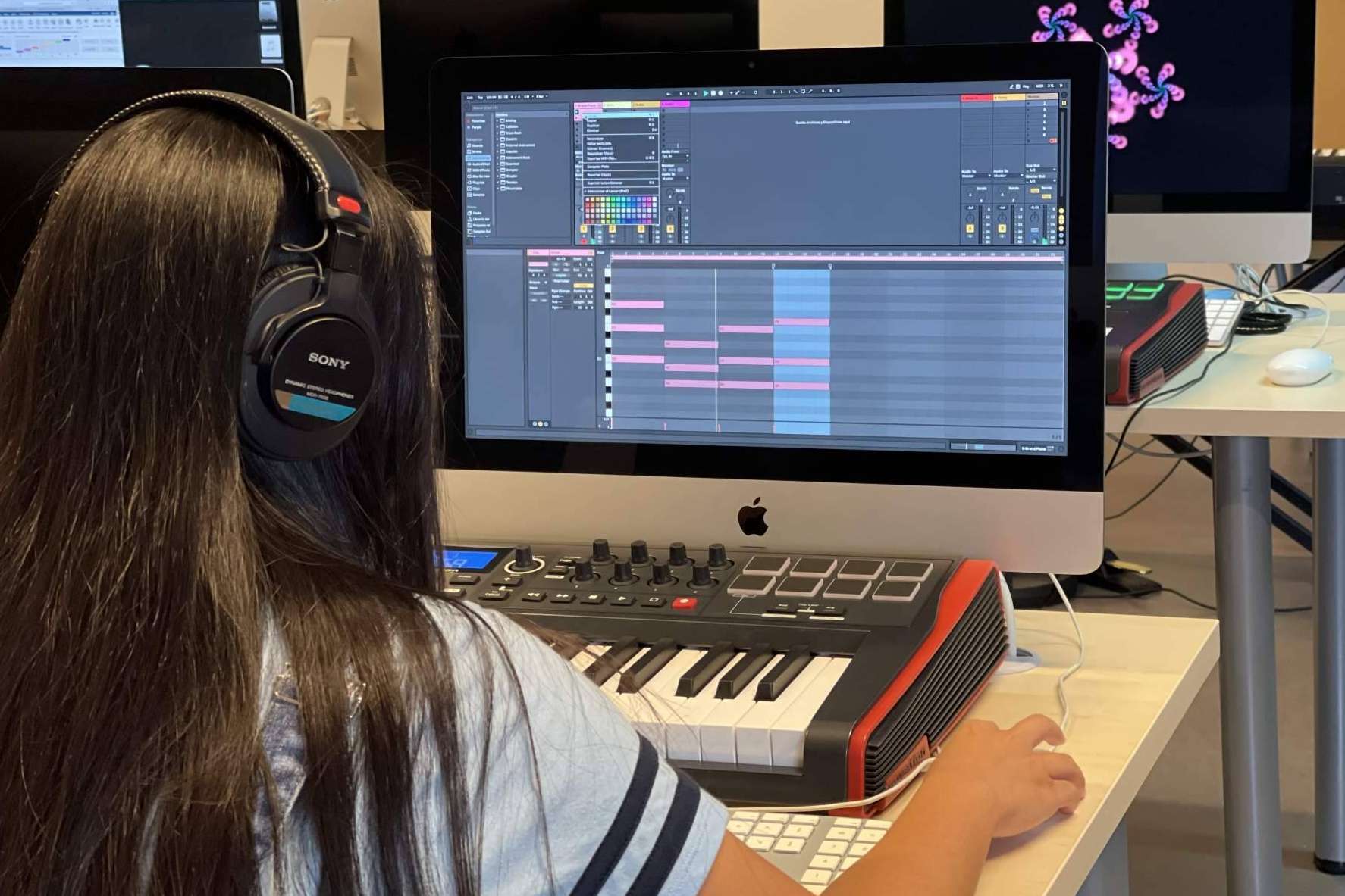 Estudiar en la escuela de producción musical, EUMES, la cual se adapta a las nuevas necesidades del mercado