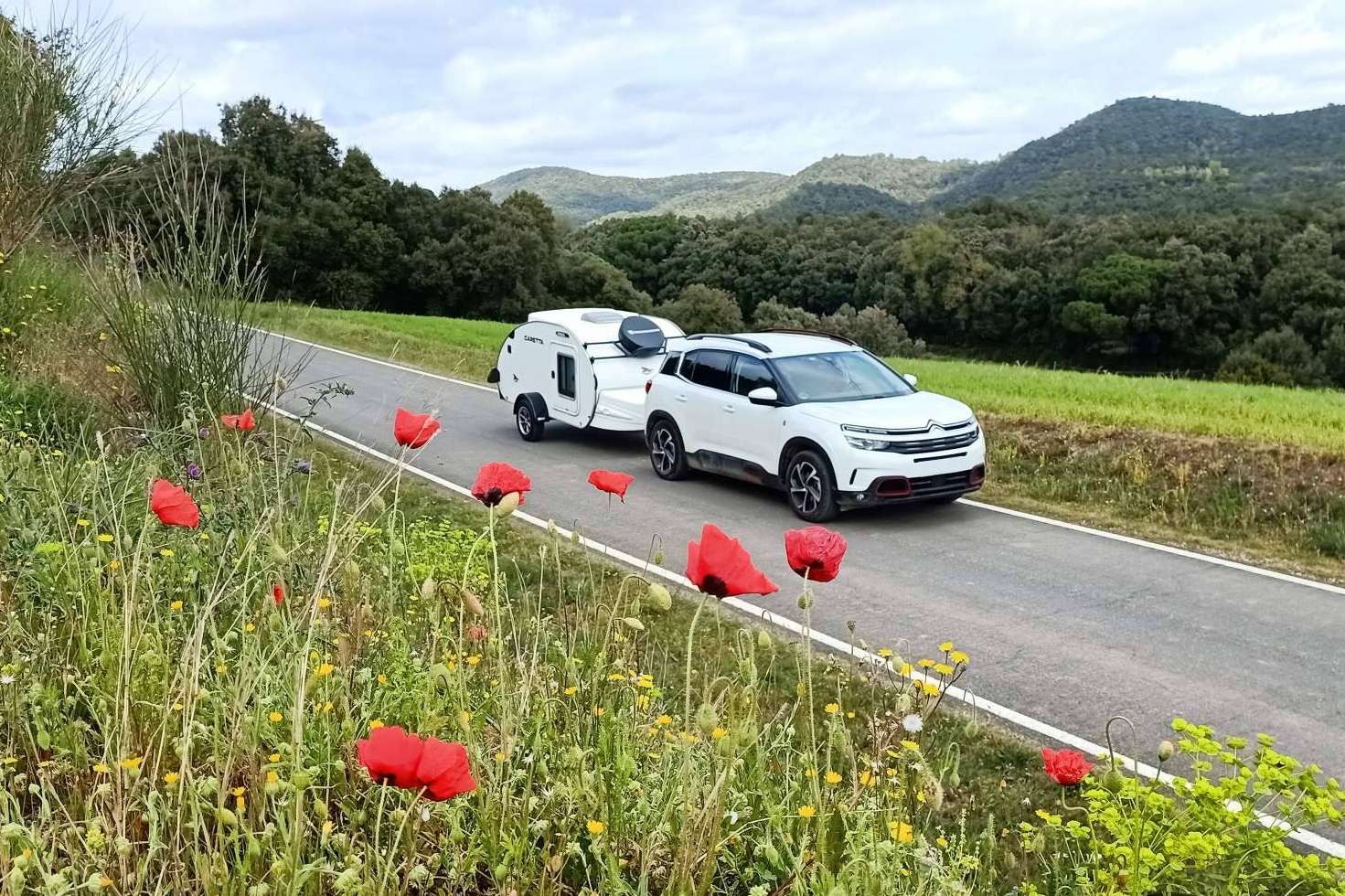 El remolque camper destaca por su diseño deportivo que se adapta a todos los ritmos de vida, por Minicaravanas.com