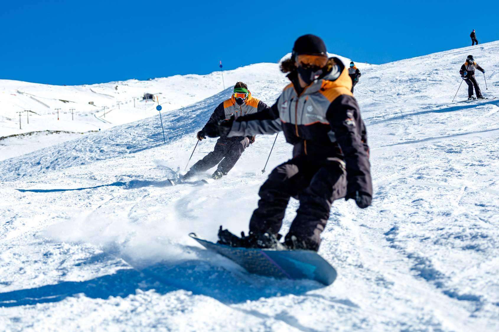Snowmotion ofrece clases y alquiler de equipos de esquí y snowboard