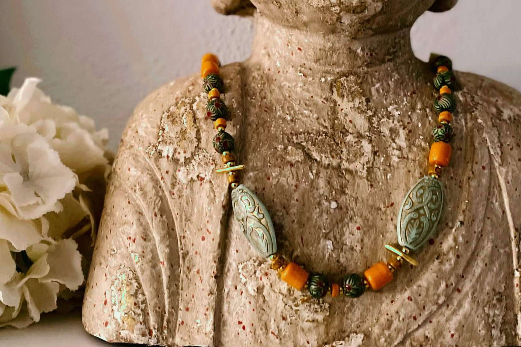 Lanzamiento de la colección de complementos, gafas, collares y cinturones de Lola Amara, una marca famosa por sus bolsos de piel