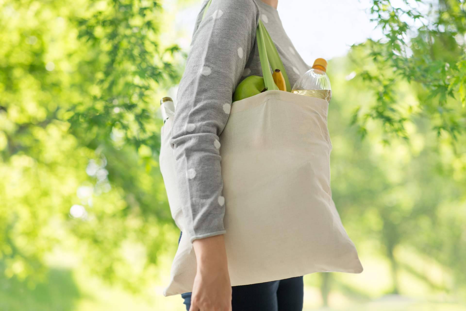 RegaloEmpresas, para fijar una marca, indica que una de las mejores estrategias son las bolsas promocionales