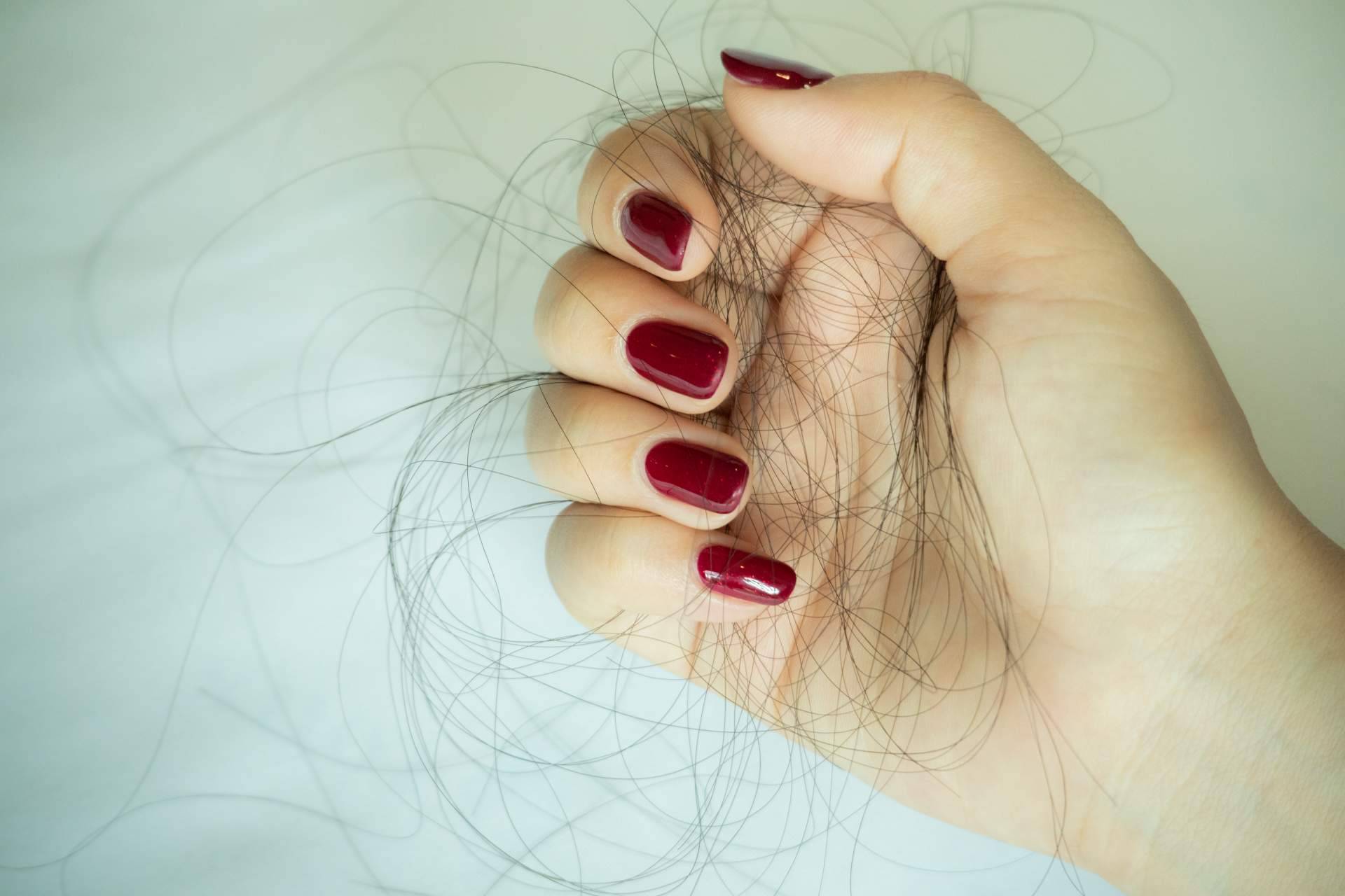 Tratar la piel del cuero cabelludo cuando el cabello se cae debido a tratamientos oncológicos con la ayuda de CharoConector Healthy Style