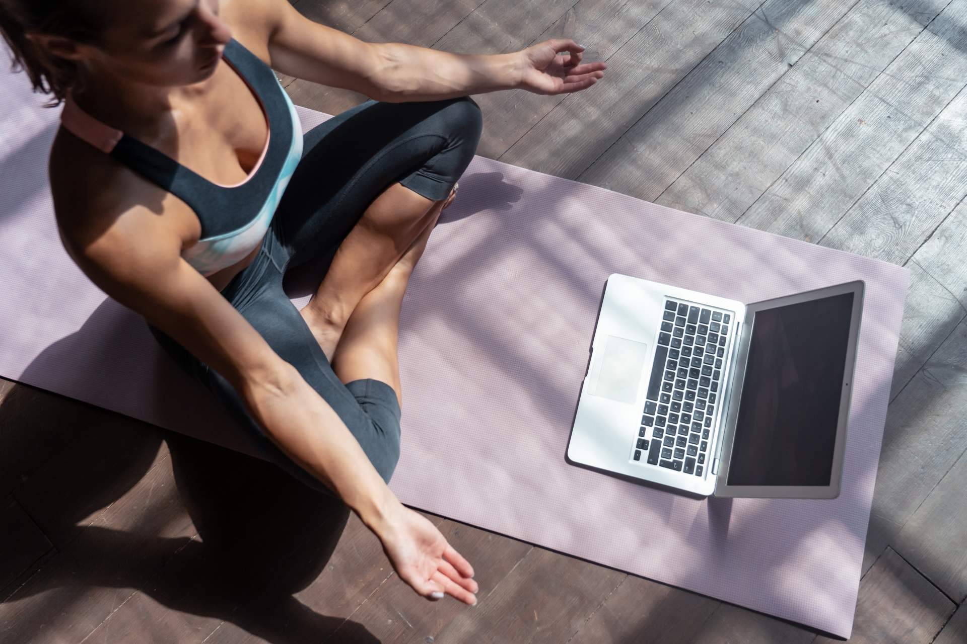 Kavaalya, un curso online interactivo de profesor de yoga en español con maestros hindúes