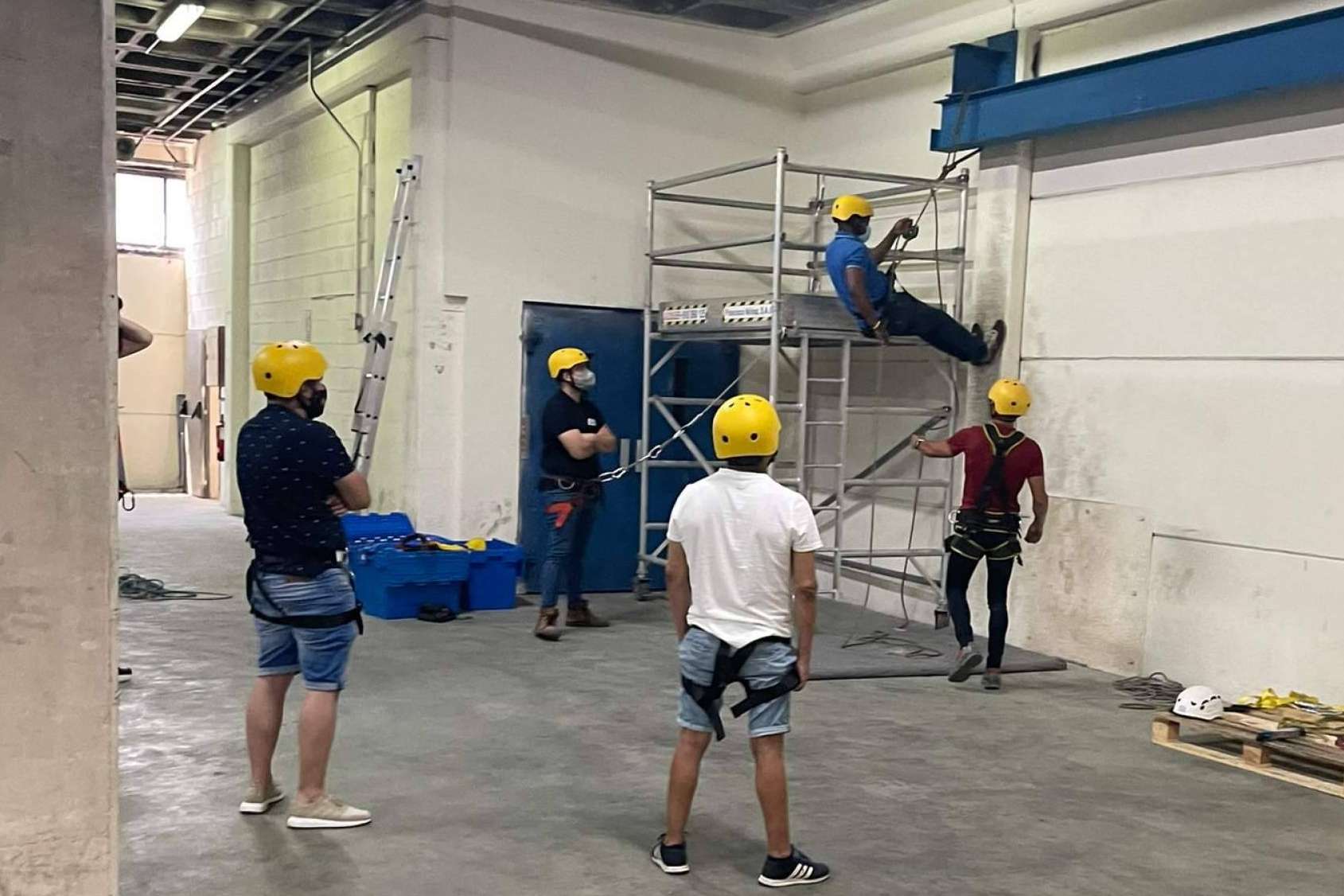 ¿Qué diferencias existen entre los trabajos verticales y el trabajo en altura?