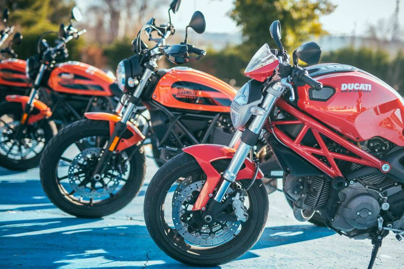 AUTOESCUELA 2000 enumera los diferentes tipos de permisos para conducir una moto