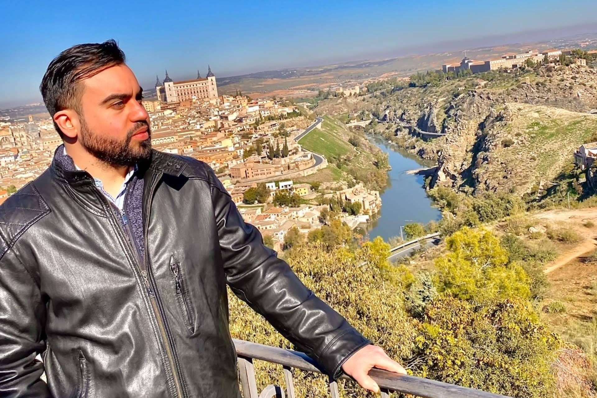 El autor español Jorge Perales Nieto presenta su primer libro, 'Mirando al mar, soñé'