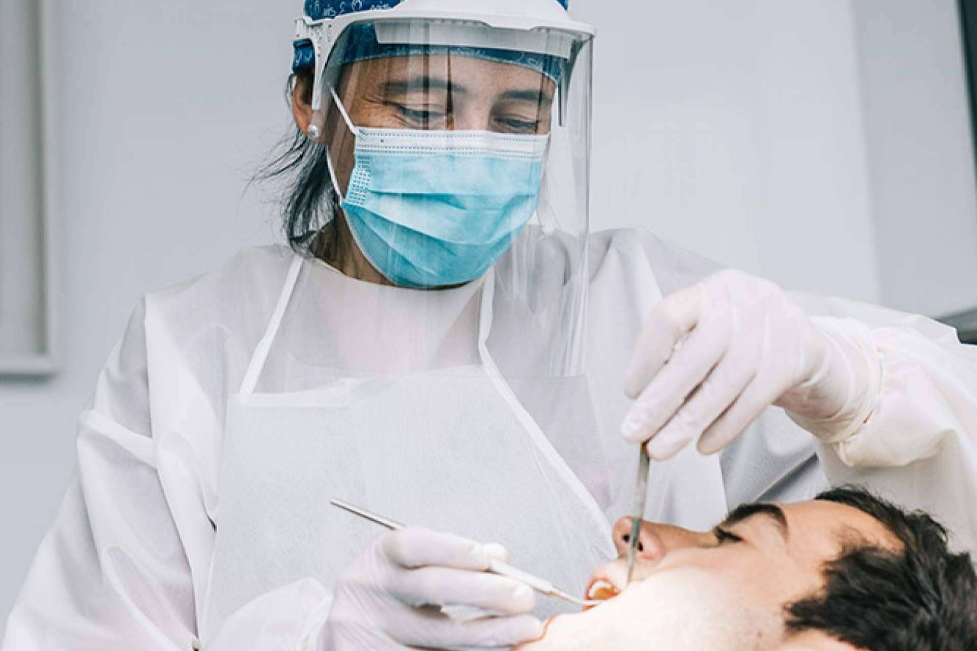 ¿Por qué es importante tratar una caries con una endodoncia?, por Clínica Sanzmar