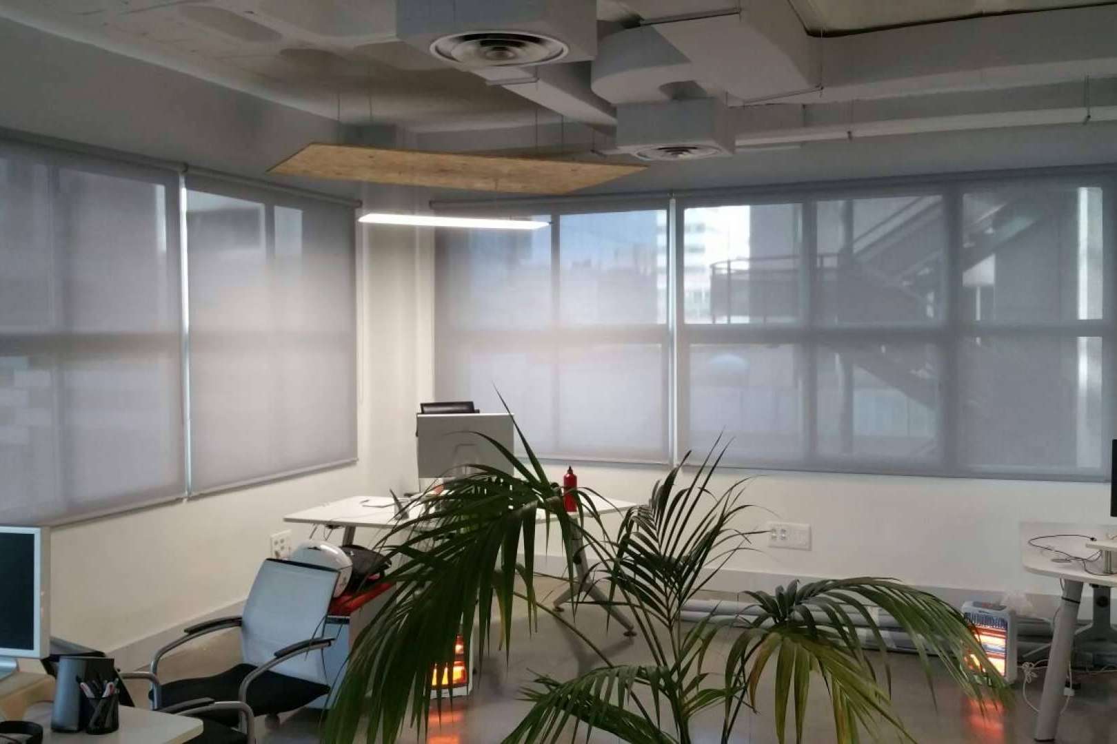 La iluminación natural de los espacios de trabajo mediante el uso de estores y cortinas influye en la productividad de los empleados