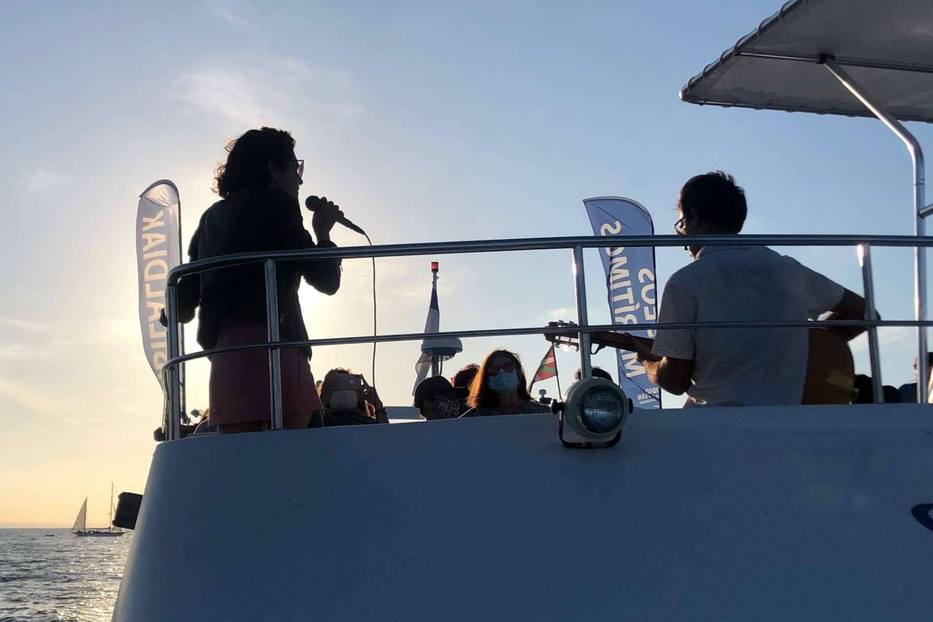 Disfrutar de una experiencia inolvidable con música en directo a bordo del Catamarán Ciudad San Sebastián