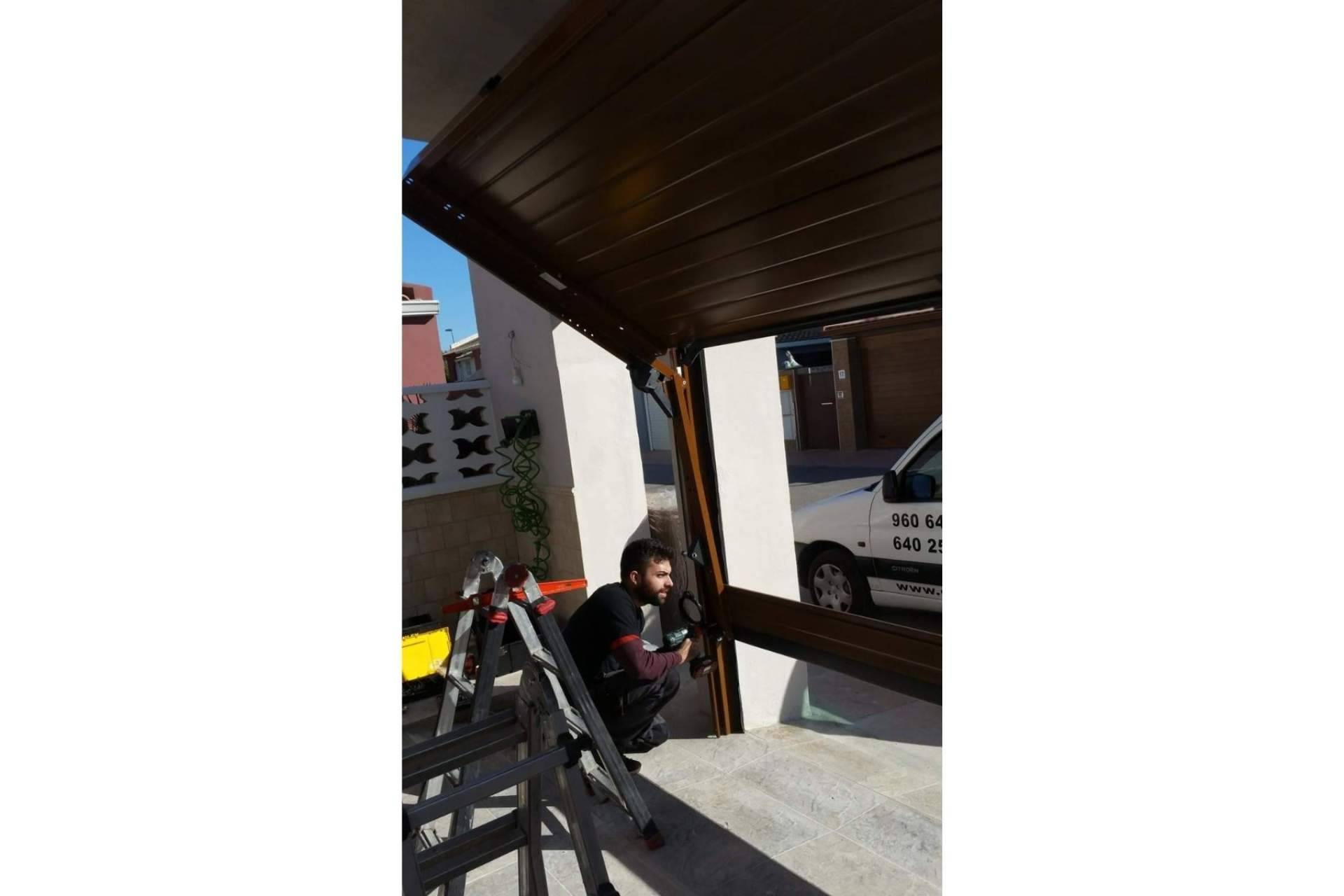 Overlap combina tecnología y seguridad en sus puertas de garaje adaptadas a los clientes