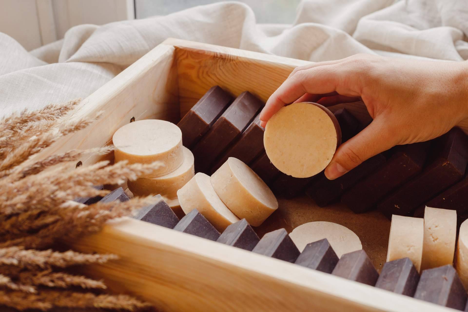 Sara Sierra informa sobre la cosmética sólida para reducir el uso de envases