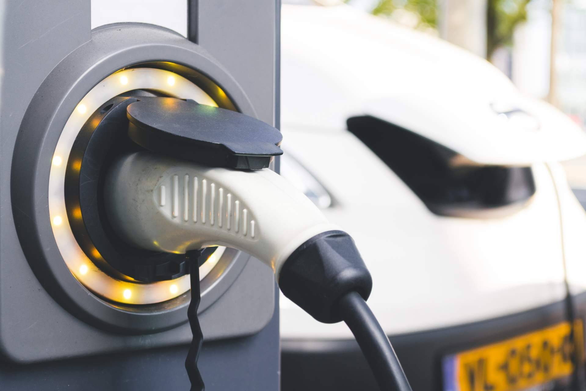 Instalación de estaciones de recarga de coche eléctrico en viviendas unifamiliares y edificios comunitarios