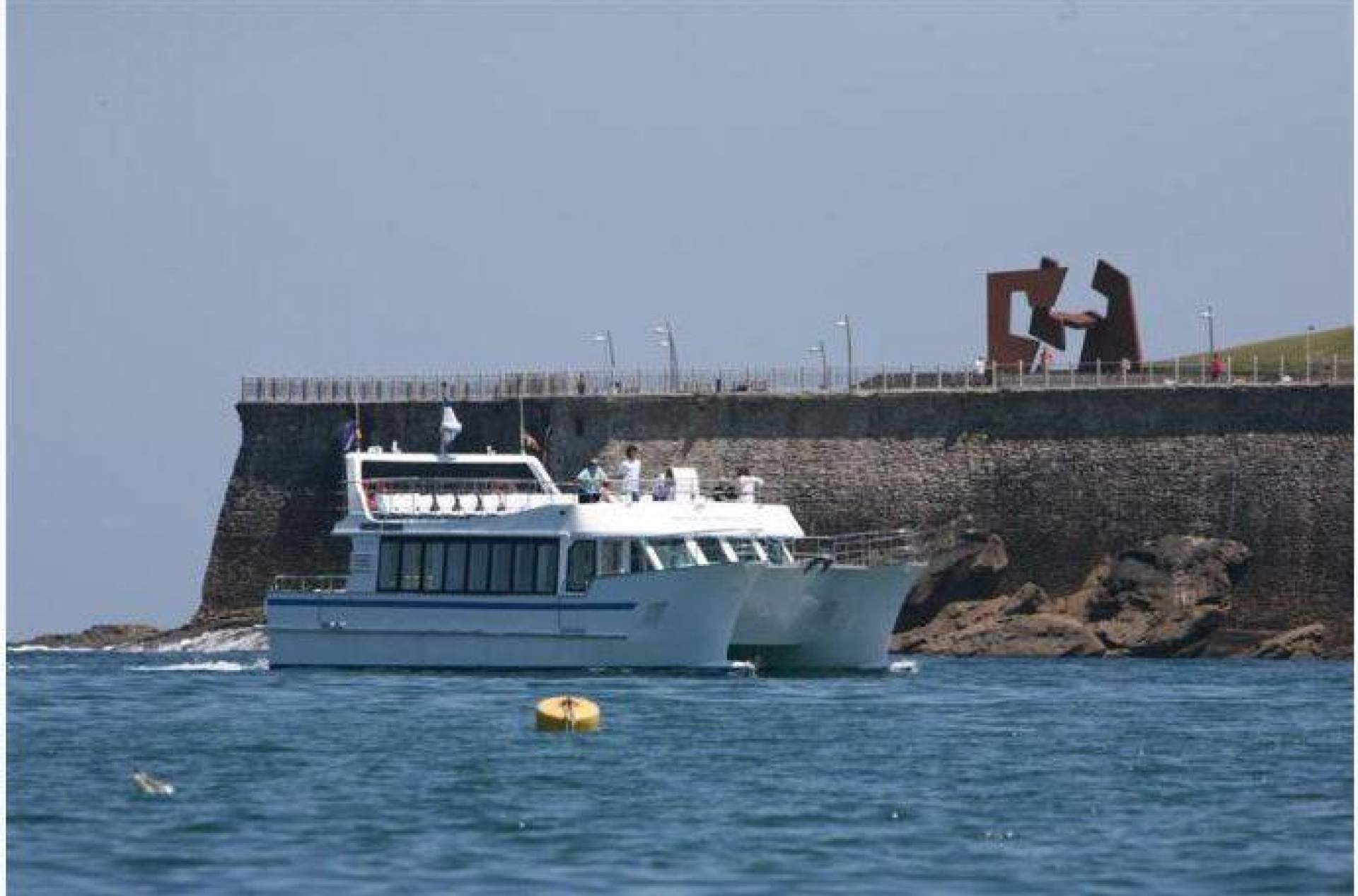 El catamarán ciudad San Sebastián permite conocer la ciudad desde otro punto de vista