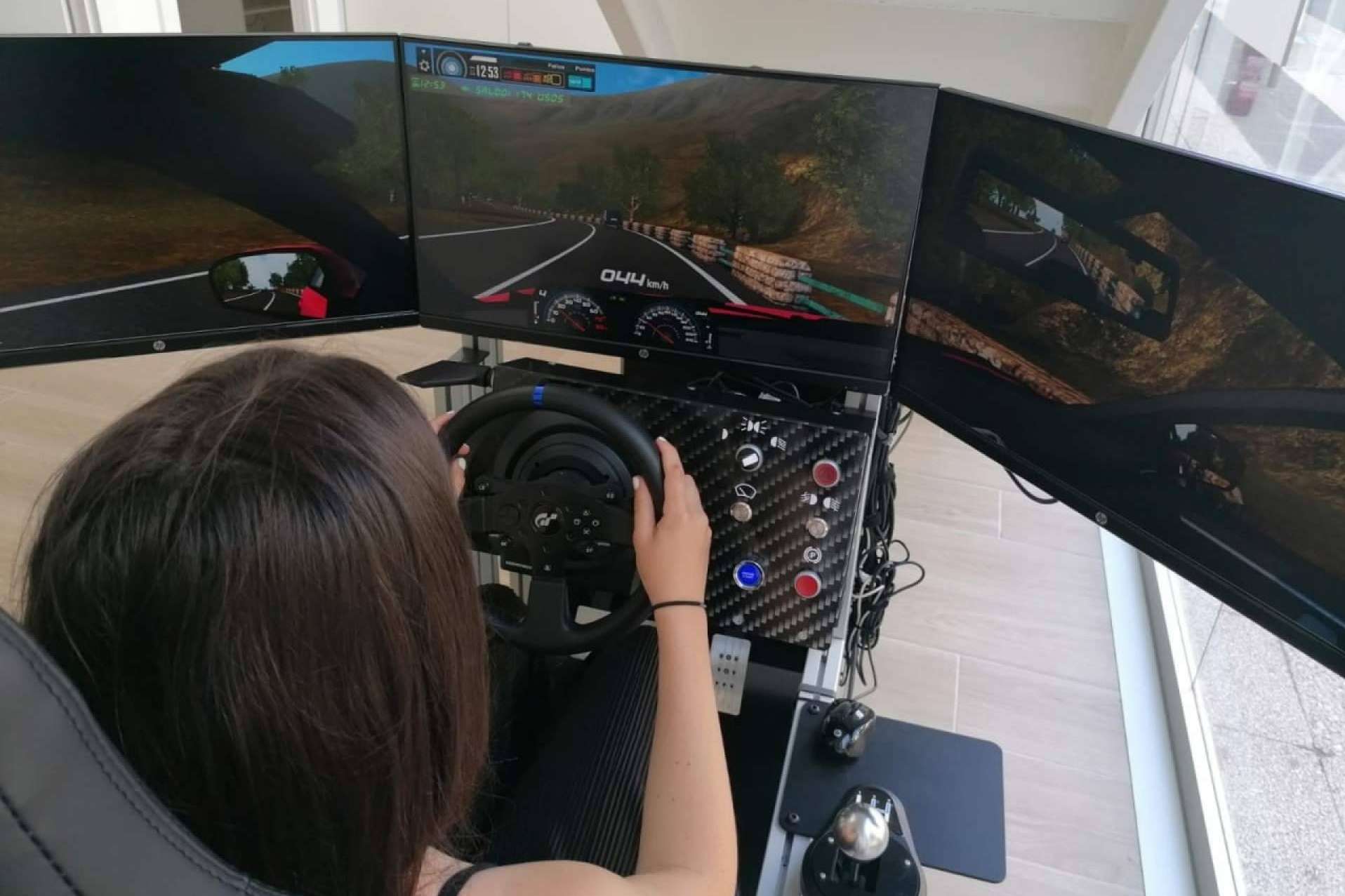 Simumak extiende la formación virtual mediante su simulador de coche pensado para autoescuelas