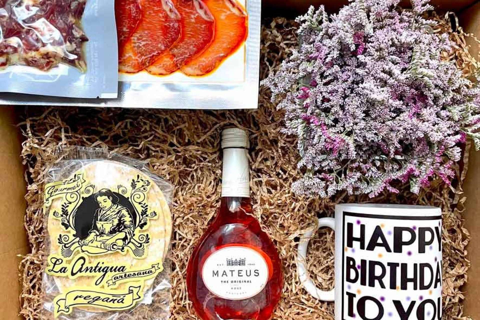Las flores son el complemento perfecto para las cajas gourmet de regalo de Las Flores No Se Comen