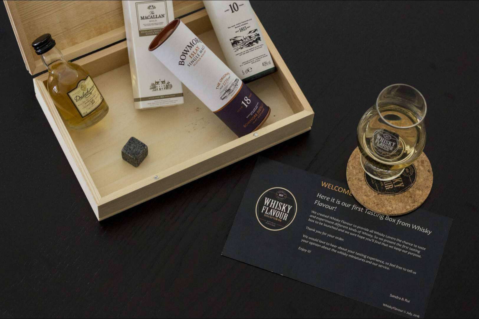 La posibilidad de degustar un tipo de whisky diferente cada mes con la caja de suscripción de Whisky Flavour
