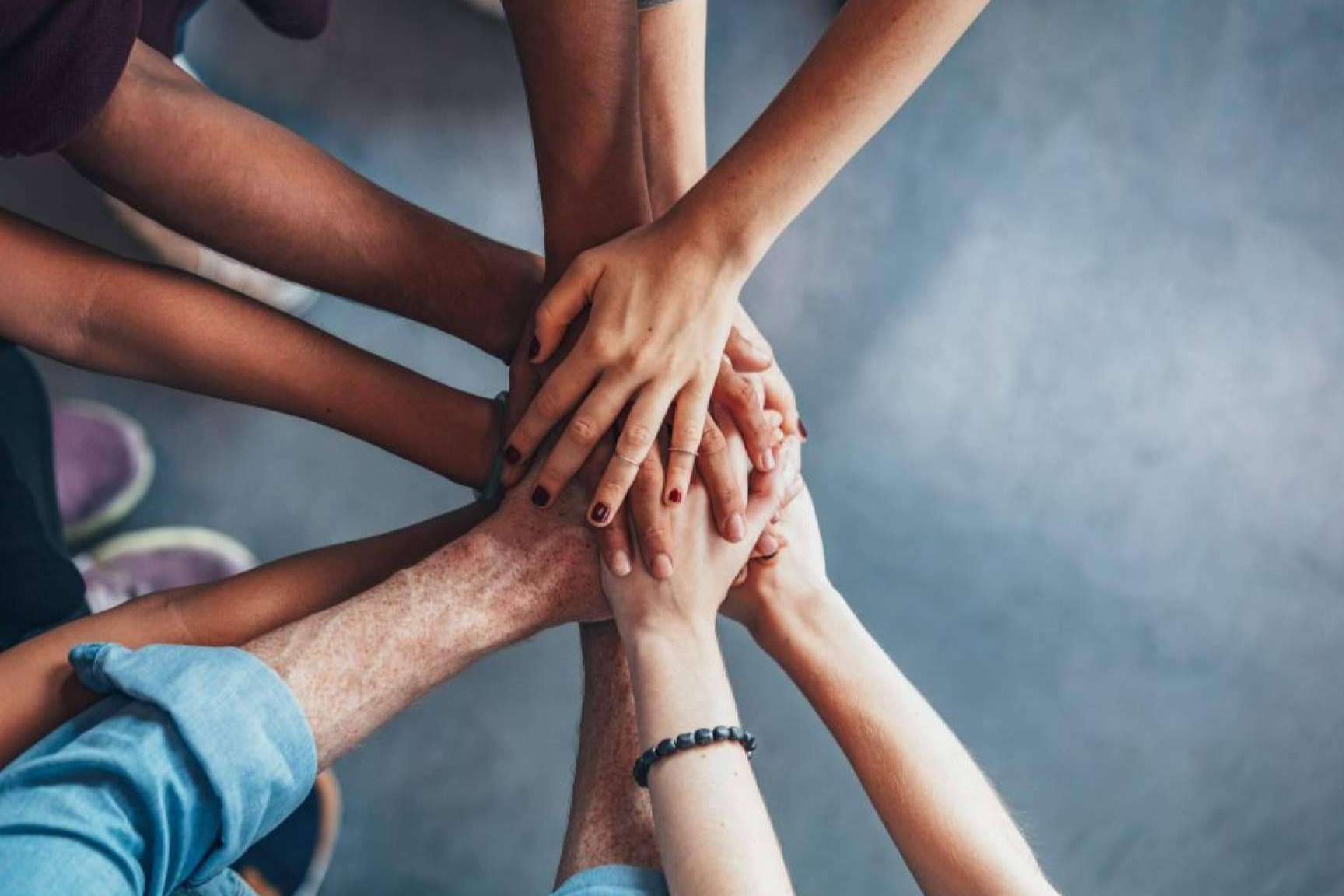 ¿Oficina o montaña? Las 5 bondades de trabajar en equipo