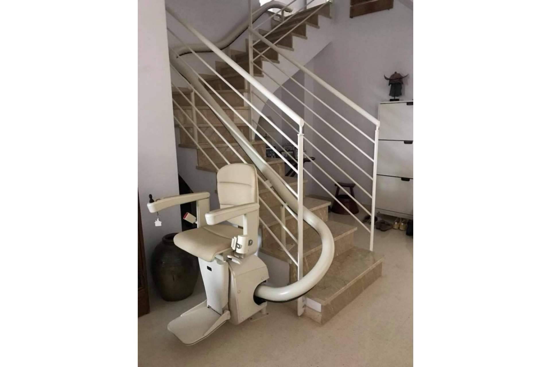 Salvaescaleras Valencia®, empresa de referencia en venta e instalación de sillas salvaescaleras, plataformas salvaescaleras y elevadores