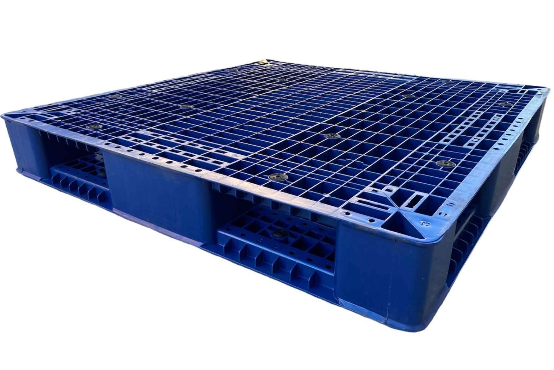 Durabilidad y resistencia con los palés de plástico reciclado de INKA Palet