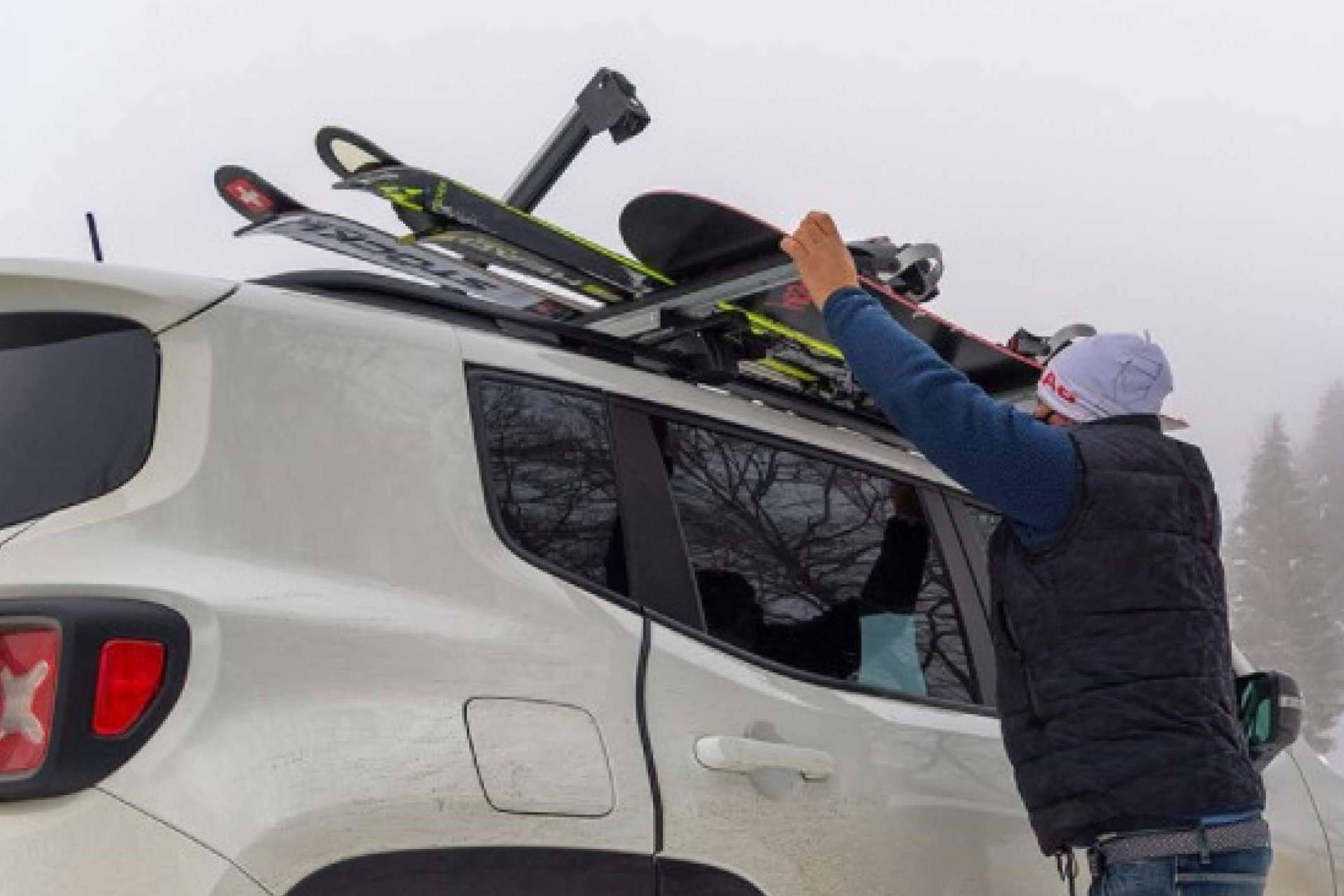 El equipo que no le puede faltar a ningún aficionado al esquí y snowboard en sus próximas salidas a la nieve es el portaesquís