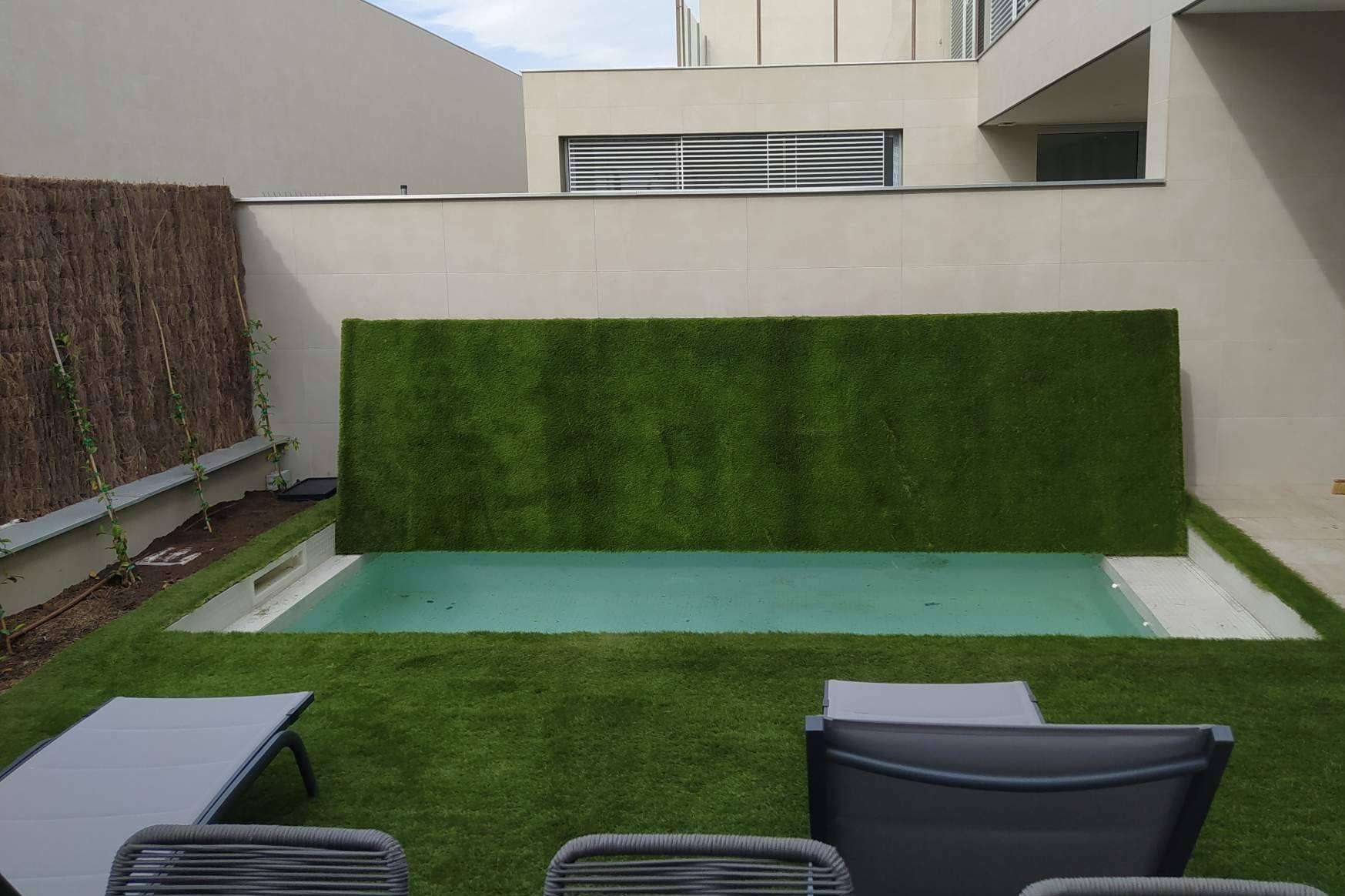 Optimización de los espacios reducidos con una cubierta rígida para piscinas transitable