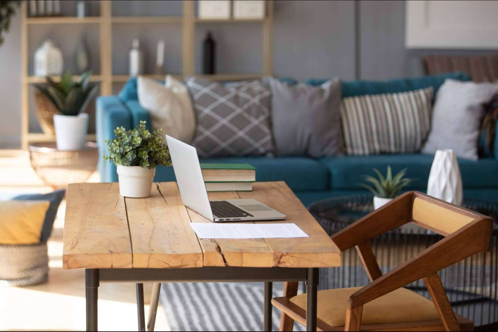 Acondicionar un espacio ideal con los muebles necesarios para el teletrabajo