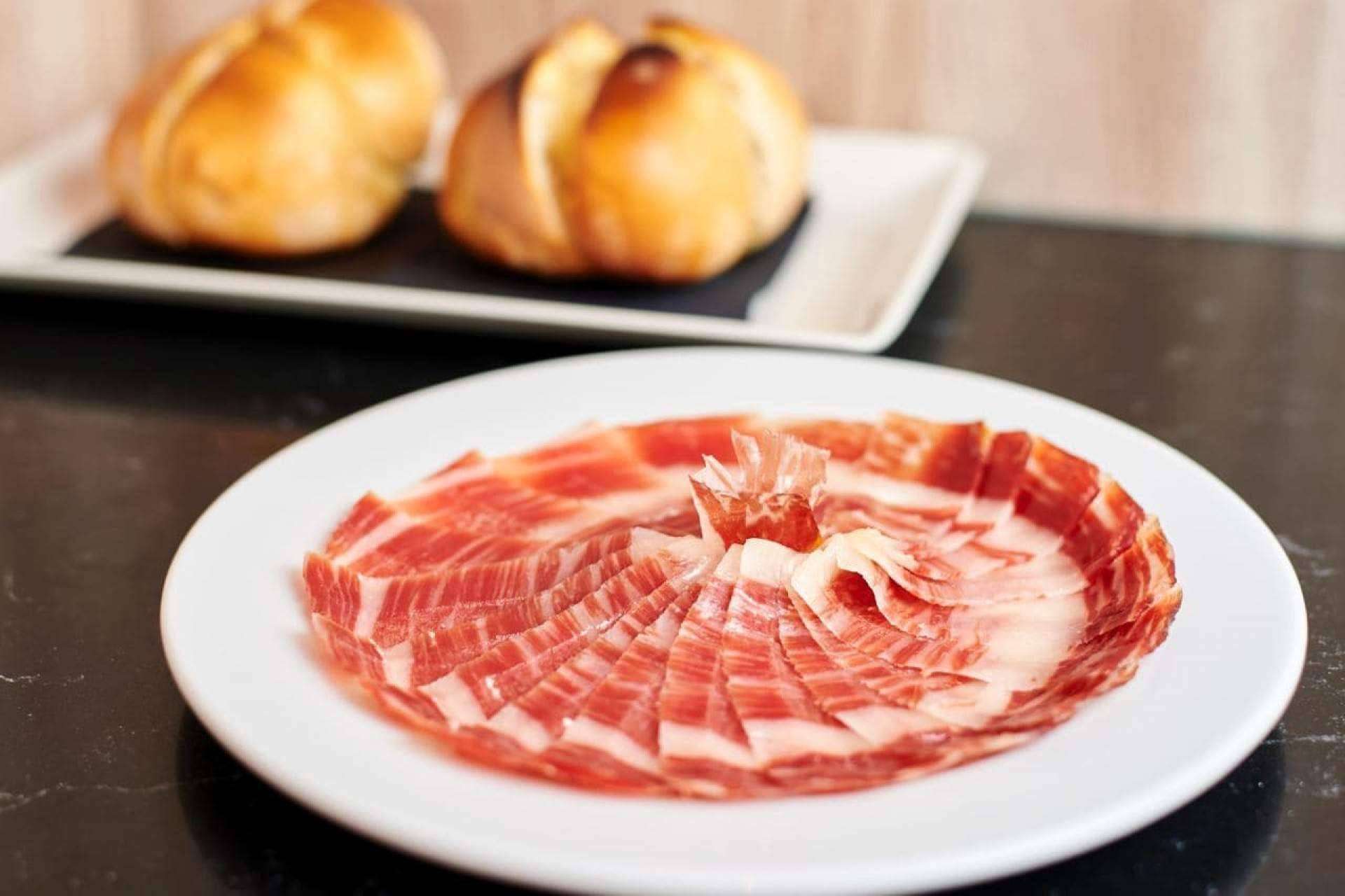 Tradición artesana en jamones ibéricos de gran calidad, en La Abadía