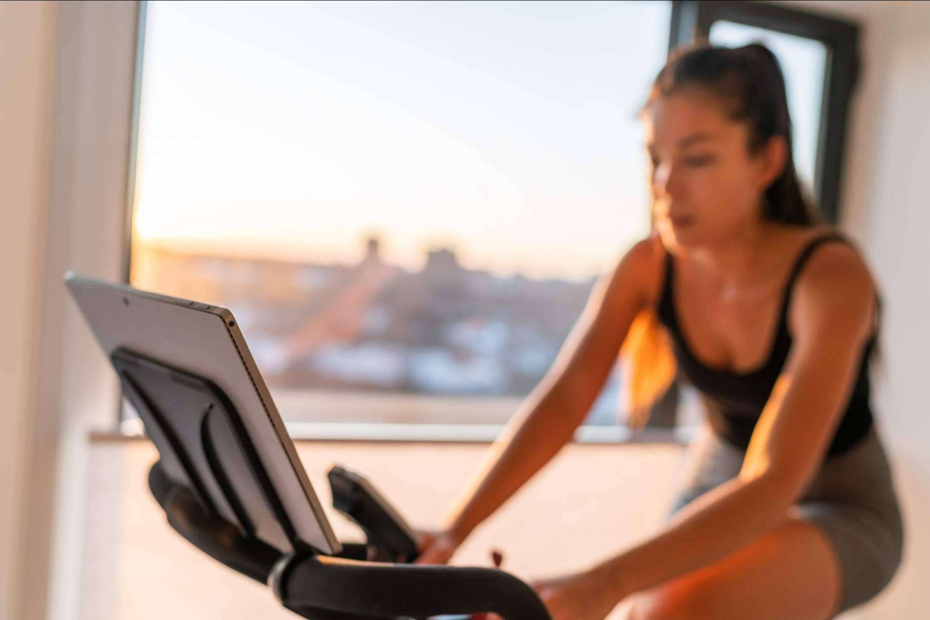 Conocer las ventajas de entrenar con una bici de spinning en casa, con los consejos de Top Entreno