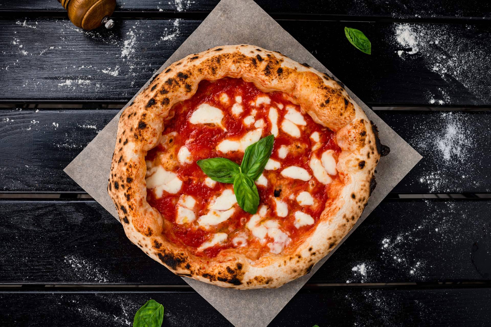 Degustar la pizza Margarita, un clásico de la gastronomía italiana, en el puerto de Santa María