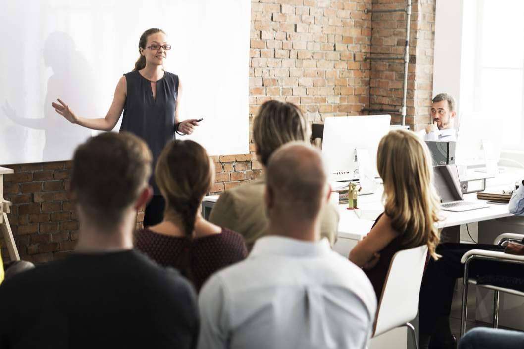 Utilizar los principios de upskilling y reskilling para optimizar y adaptar las tareas de un trabajo