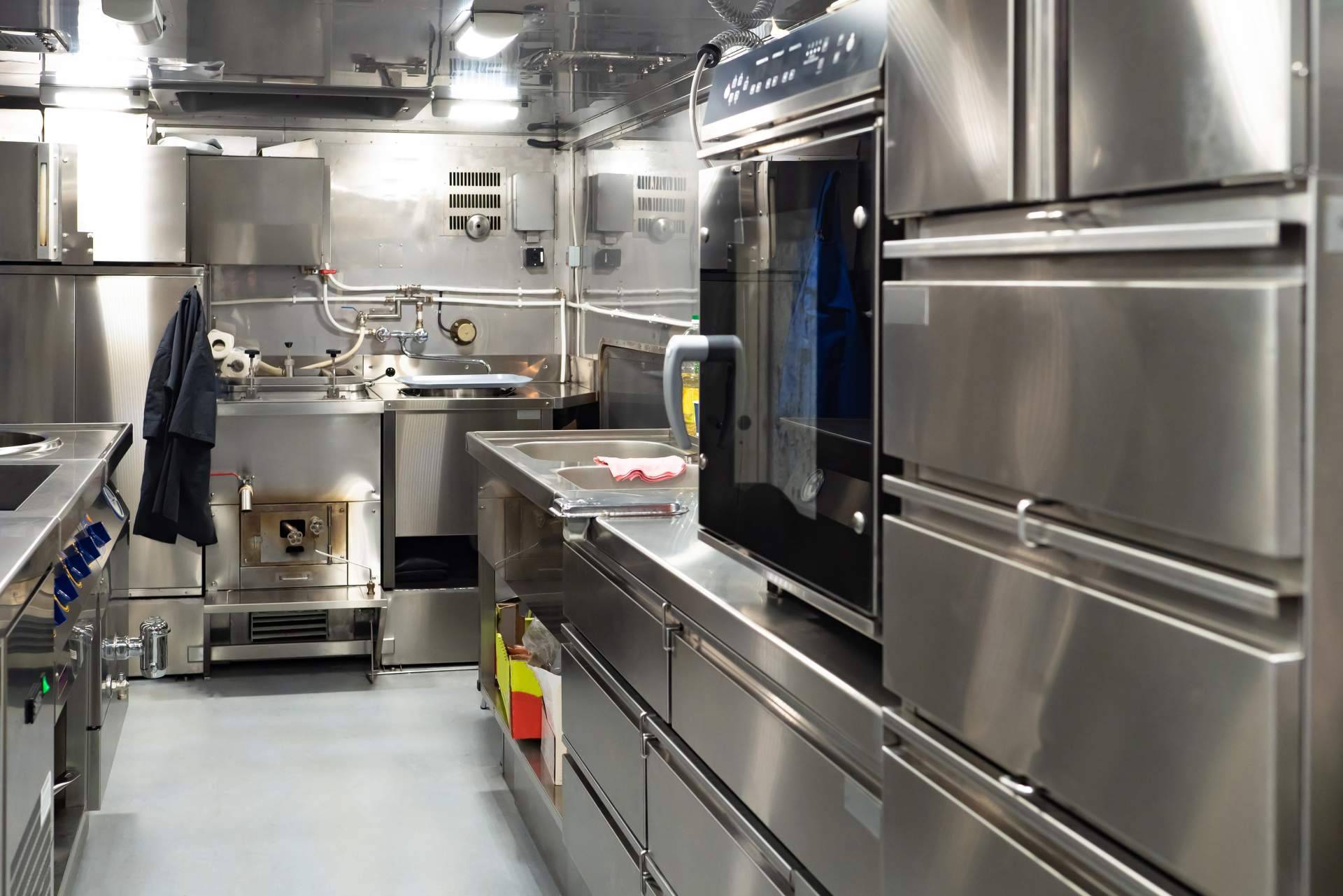 Auxihostelería dispone de mobiliario de acero para hostelería