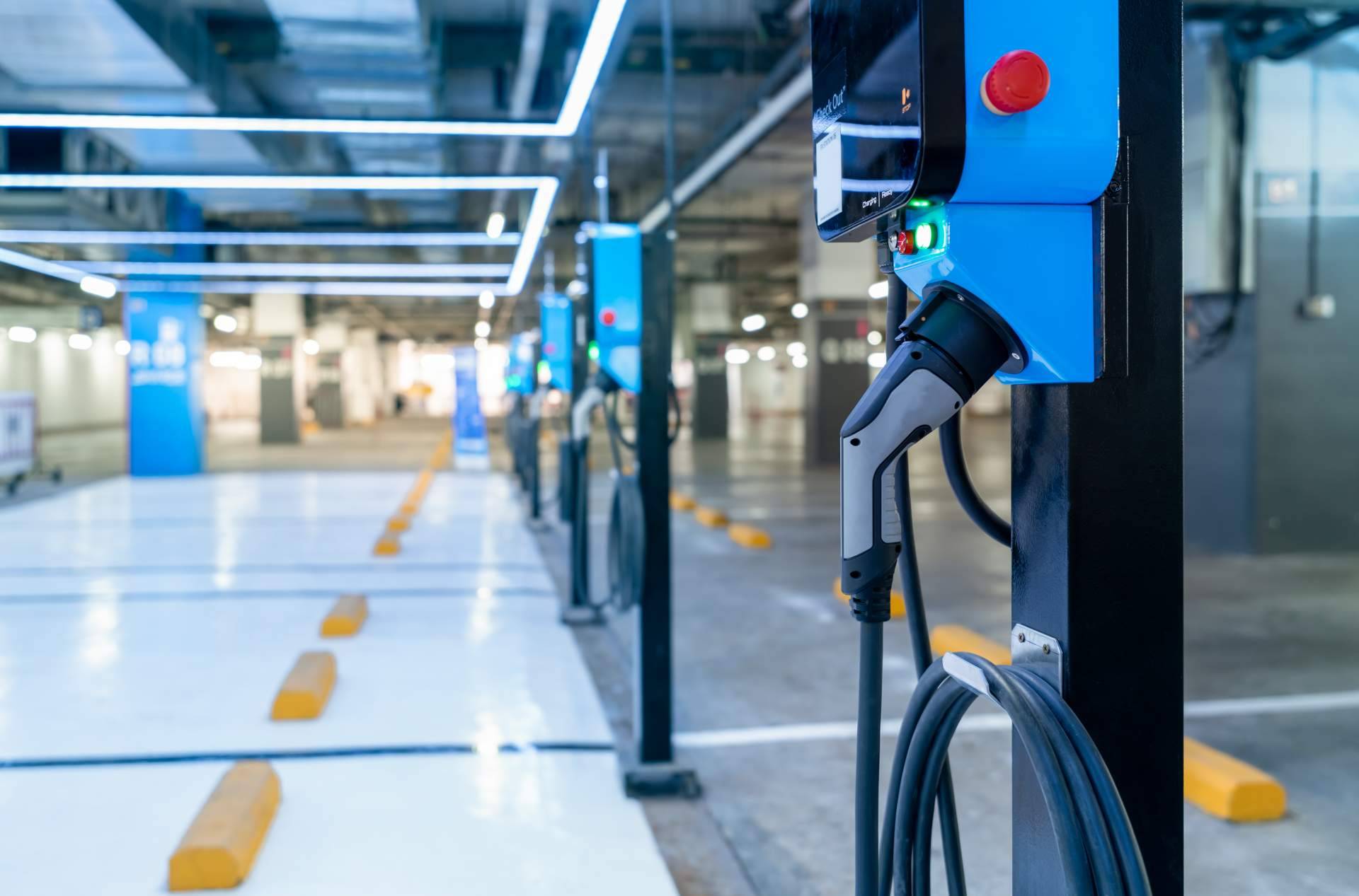Aparcamientos con más de 20 plazas y puntos de recarga para vehículos eléctricos