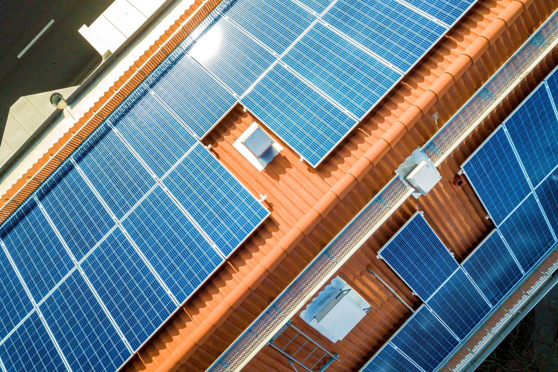 Instalación de placas solares, la solución para la subida de la luz