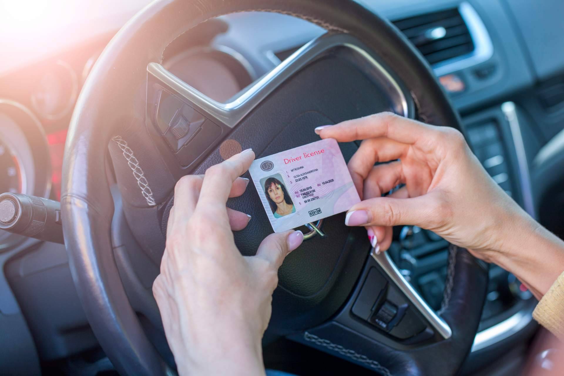 Renovar el carnet de conducir caducado para evitar una multa