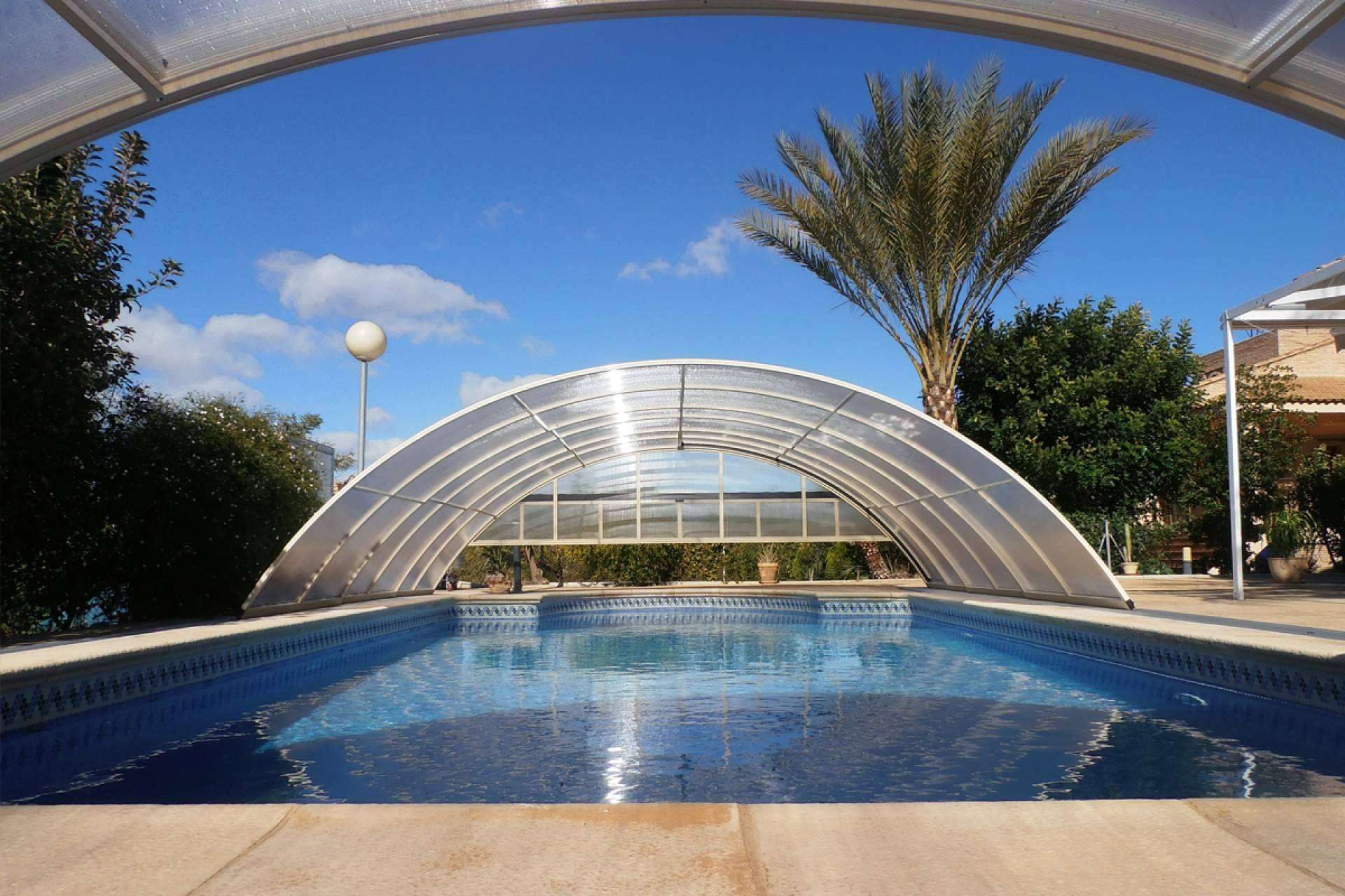 Las ventajas de contar con una cubierta de piscina baja con carril como las del modelo Segóbriga, por COVERTTO