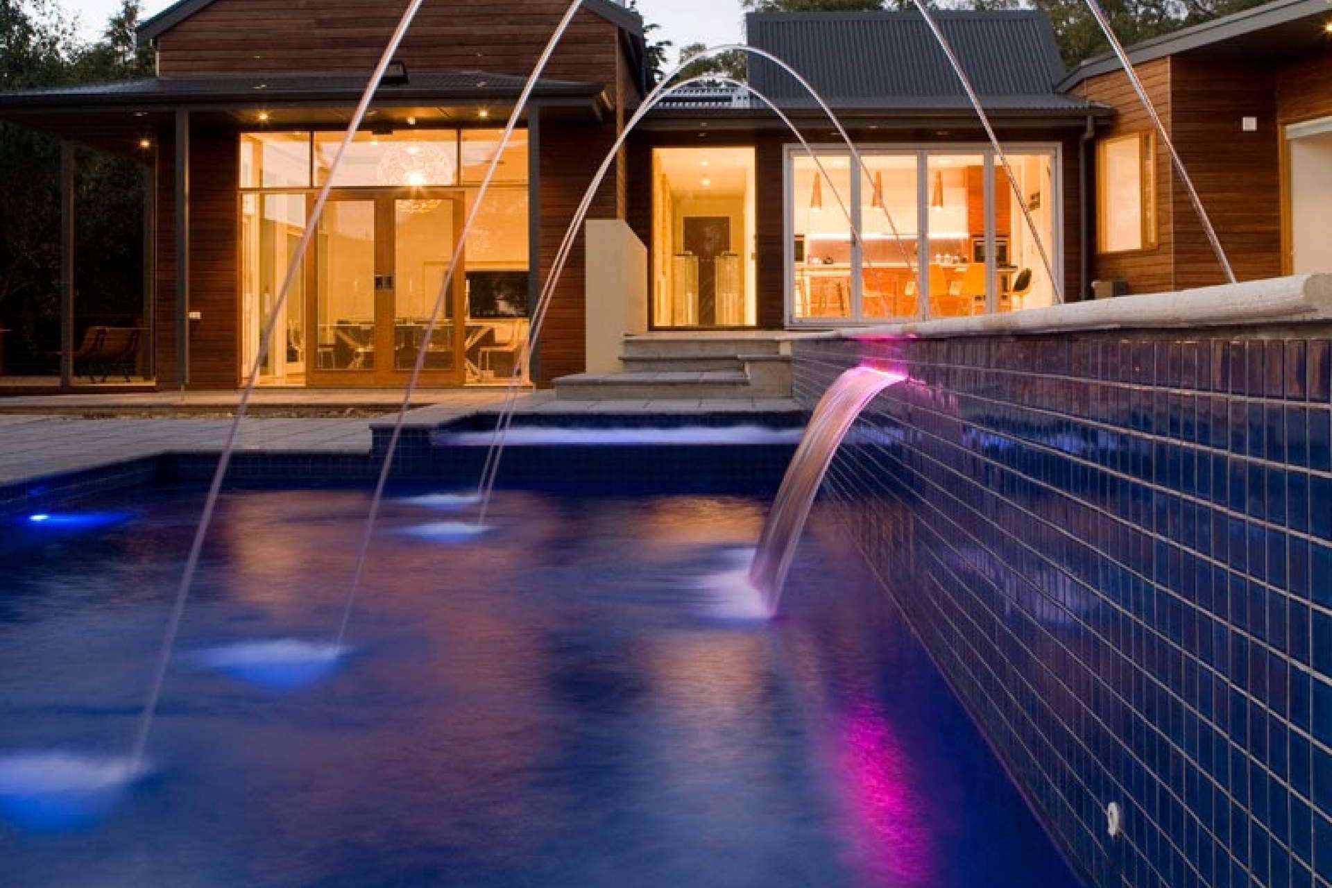 Warmpool ofrece el complemento decorativo ideal para piscinas y centros tipo spa, la cascada laminar acrílica