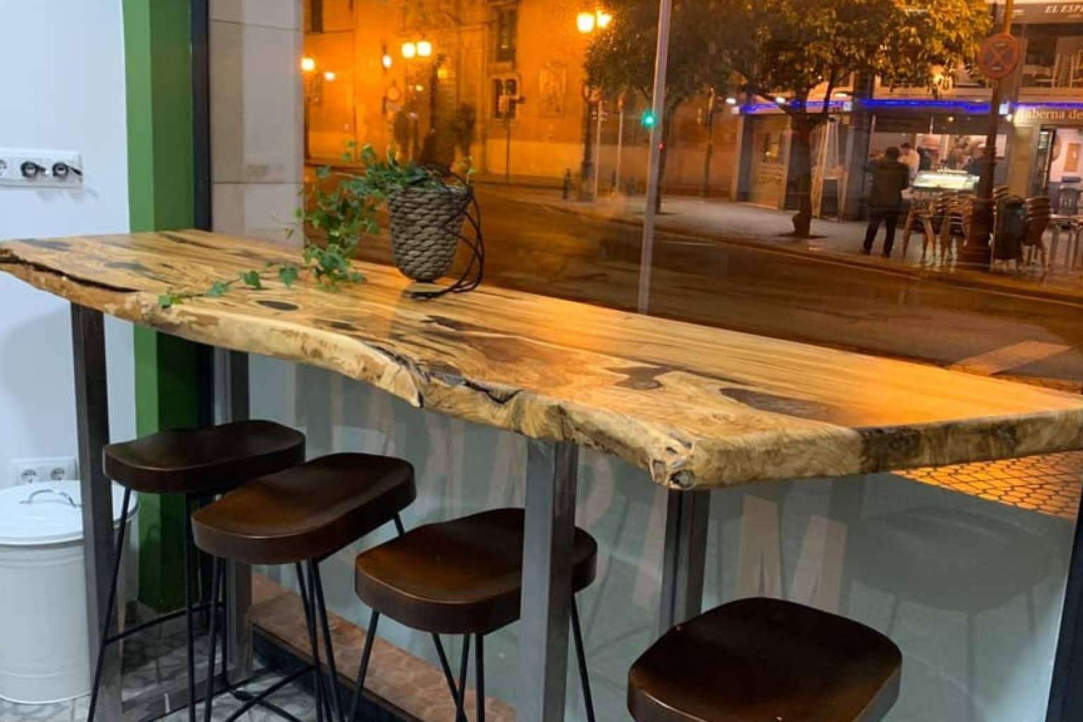 Los trucos para darle un toque único a la decoración de un restaurante con mostradores de madera de olivo