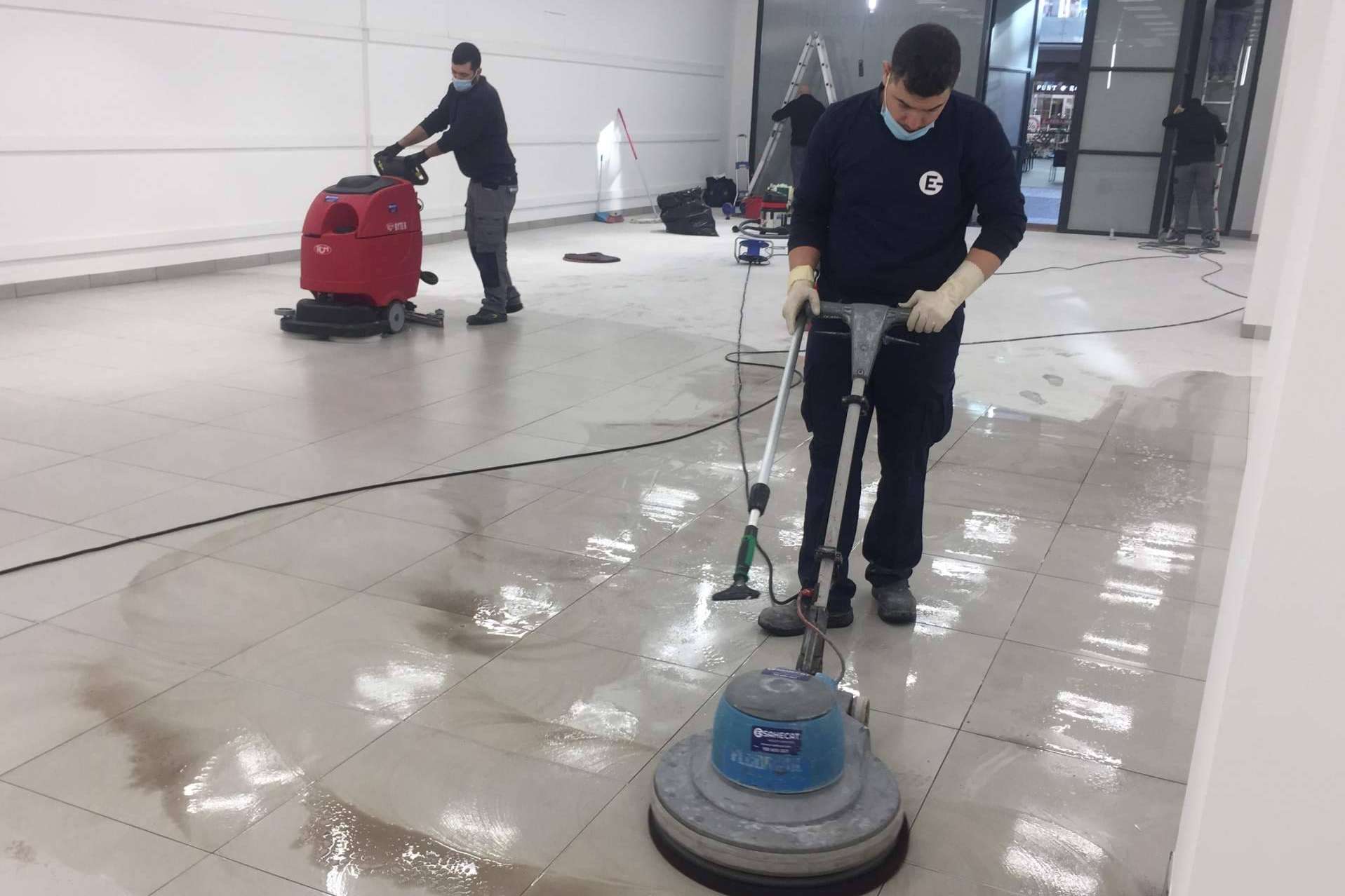 E-SAHECAT ofrece servicios de limpieza de final de obras y mantenimiento de cristales