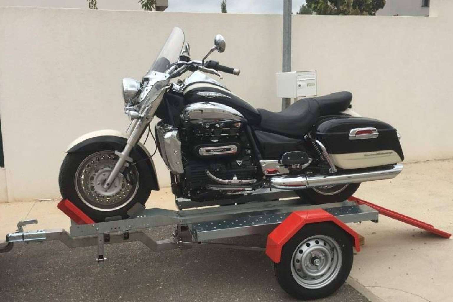 Diversidad de soluciones para transportar una moto de la mano de la empresa Buscoremolque