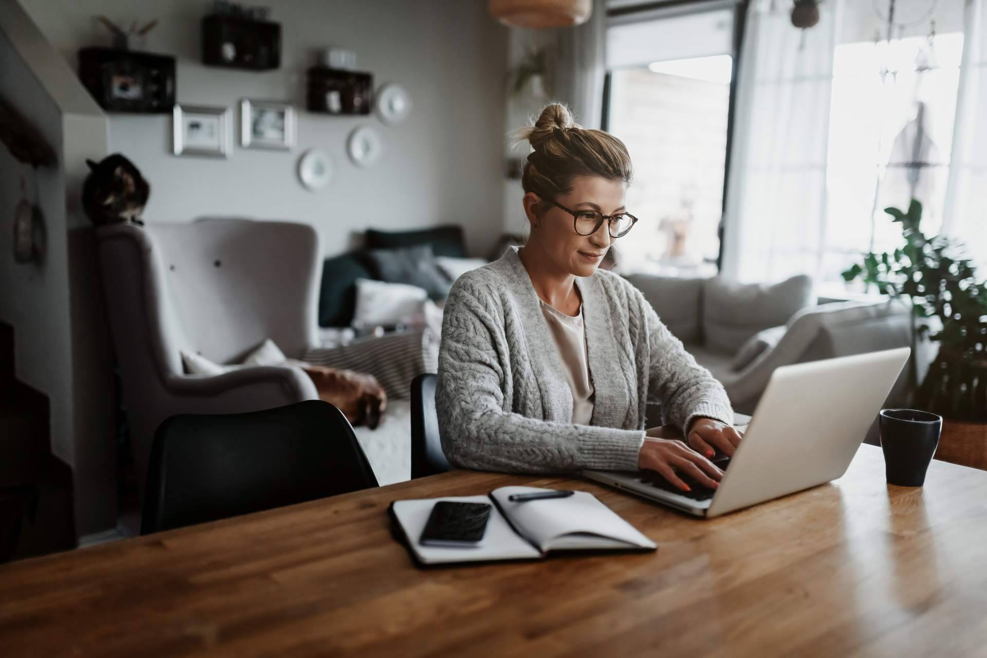 Las ventajas de teletrabajar con mobiliario ergonómico y económico
