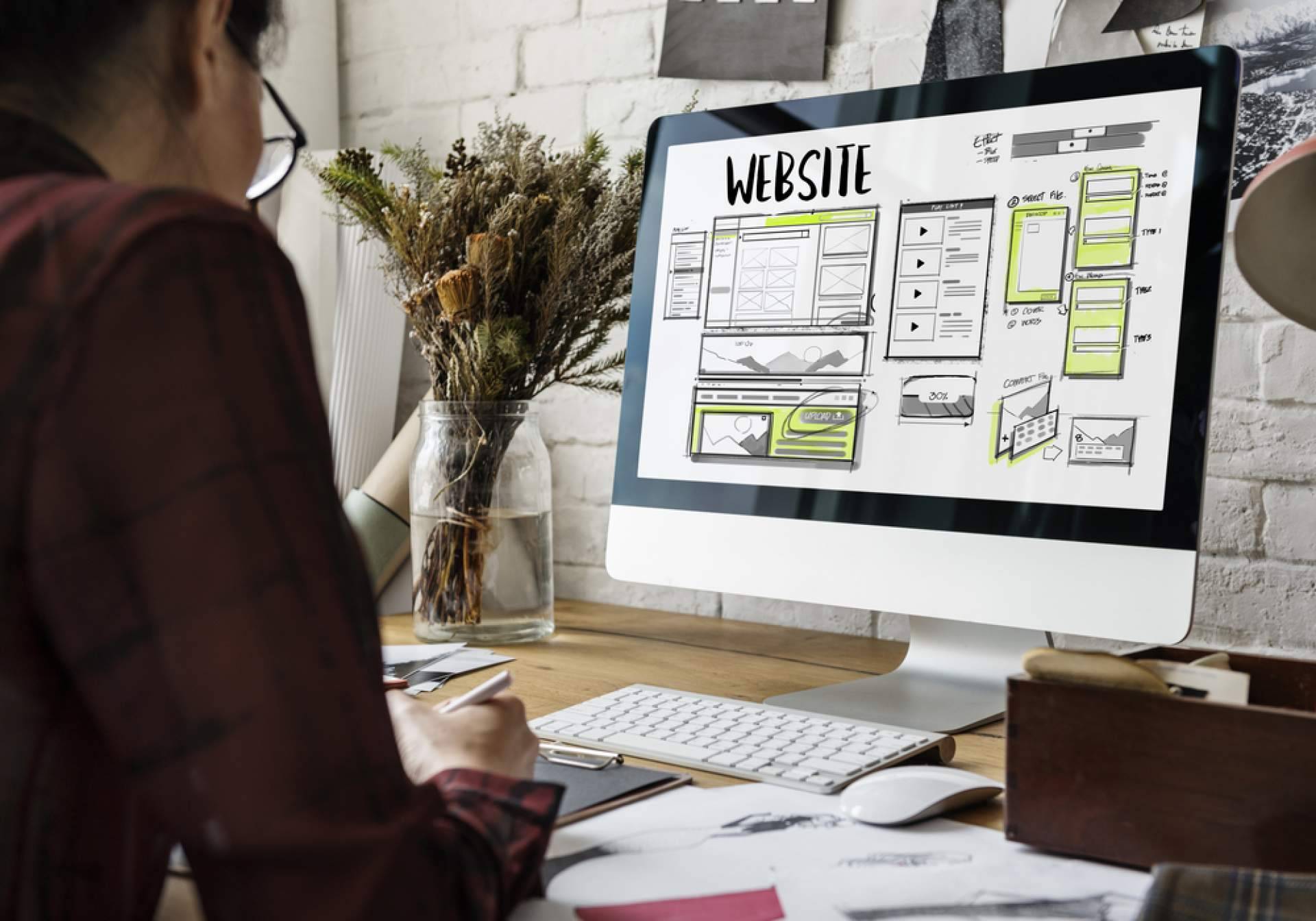 Destaca se encarga de gestionar el mantenimiento web de negocios digitales