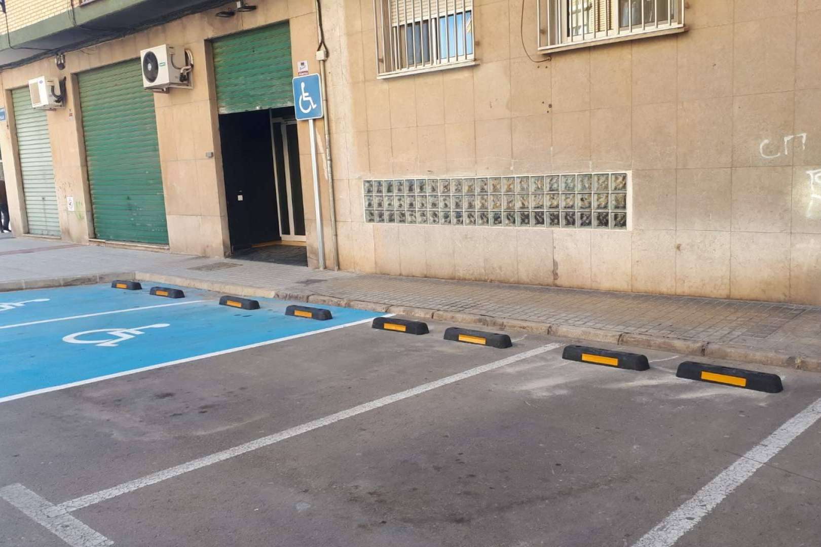 Topes de parking de plástico 100 % reciclado, de la mano de Abadecom Manufacturer SL