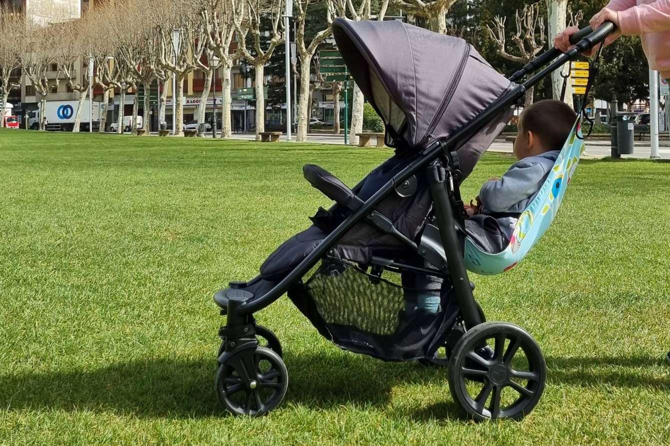 Una solución práctica para llevar a dos niños pequeños es el pack amaBABY
